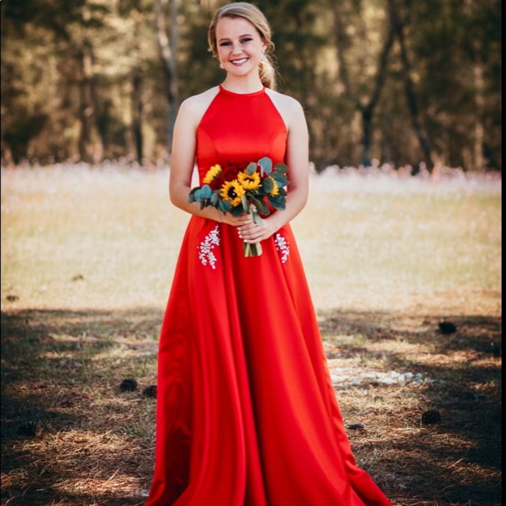 Gorgeous dress! Worn once.Size 2-4.It has pockets!